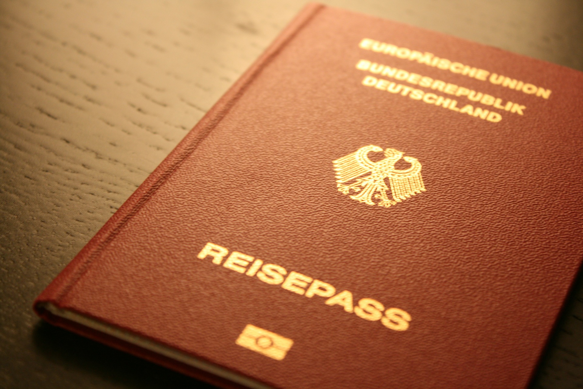 Wie Lange Dauert Es Einen Vorläufigen Reisepass Zu Bekommen Kann ein Elternteil einen Reisepass alleine beantragen? - Rechtsanwälte